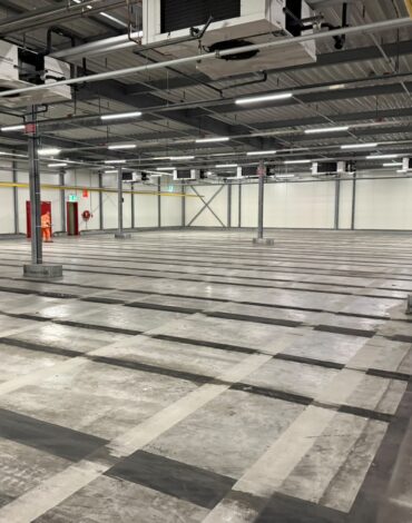 Schone en gelijkmatig opgeruwde betonvloer in koelcel in Aalsmeer