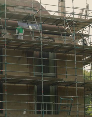Steigers rondom kalkstenen gevel van een landhuis