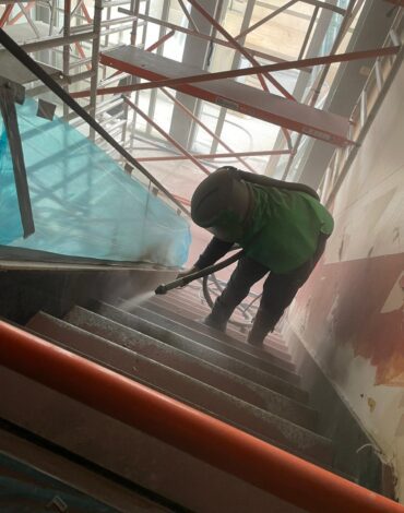Straalwerk aan granieten binnentrap bij McDonald’s