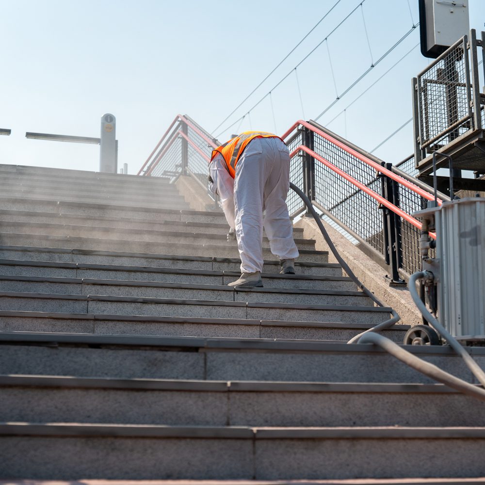 Medewerker straalt traptreden bij station Diemen Zuid