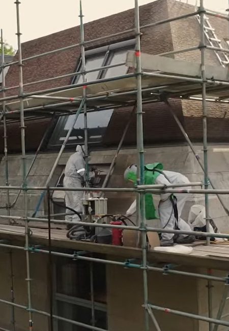 Landhuis met steigeropstelling voor straalwerk aan de buitenwanden